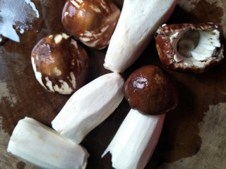 5、鲜到掉眉毛的姬松茸鸡汤,姬松茸洗干净，把一些黑色的削掉。