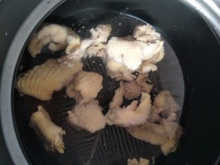 6、鲜到掉眉毛的姬松茸鸡汤,砂锅加入足够的水。放鸡块煮开。