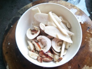 7、鲜到掉眉毛的姬松茸鸡汤,姬松茸切片。