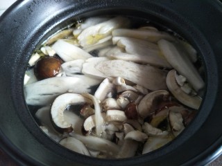 8、鲜到掉眉毛的姬松茸鸡汤,煮开的鸡放入姬松茸。