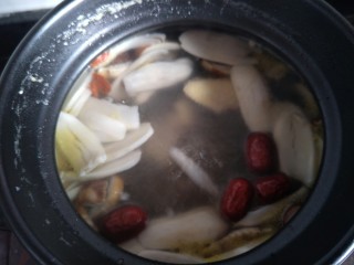 9、鲜到掉眉毛的姬松茸鸡汤,红枣枸杞。