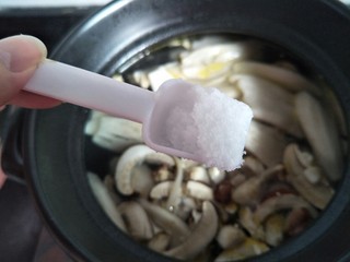 10、鲜到掉眉毛的姬松茸鸡汤,煲一个多小时左右就可以加盐关火了。