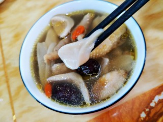 11、鲜到掉眉毛的姬松茸鸡汤,不仅鸡汤好喝，姬松茸也好好吃。