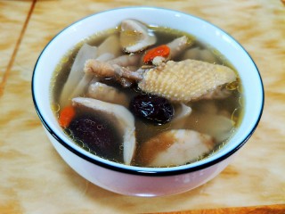 12、鲜到掉眉毛的姬松茸鸡汤,成品图。