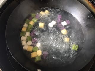 11、多彩芋圆,冷水烧开后放入芋圆,想吃多少放多少,