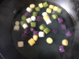 12、多彩芋圆,煮到芋圆全部漂浮在上面就好了,不放心可以尝尝熟了没