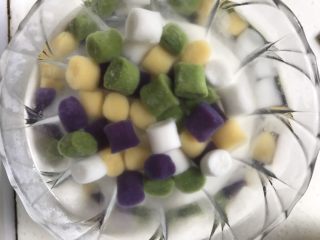 13、多彩芋圆,煮好后放凉开水凉一下,这样的芋圆口感更Q哦,天气太热我是提前把凉开水放冰箱冷藏着,嘿嘿????