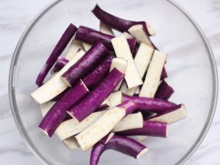 2、泰式酱烧茄子,茄子洗净切成条状或滚刀块。