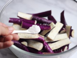 3、泰式酱烧茄子,加一茶勺盐到茄条中抓匀,腌十五分钟脱水。