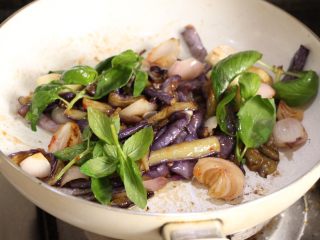 11、泰式酱烧茄子,出锅前加入九层塔或罗勒翻炒片刻,最后可勾上少许水淀粉提亮菜色。