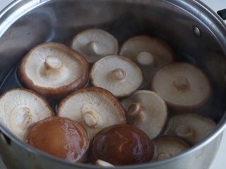 2、土豆烧香菇,香菇洗净,开水焯水2分钟;