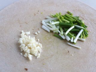 4、土豆烧香菇,大蒜切末,小葱切段;