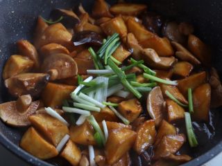 12、土豆烧香菇,出锅之前放入小葱段即可;