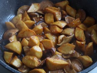 10、土豆烧香菇,翻炒均匀;