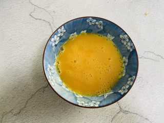 2、冬瓜鸡蛋汤,鸡蛋打入碗中加入少许盐打散备用