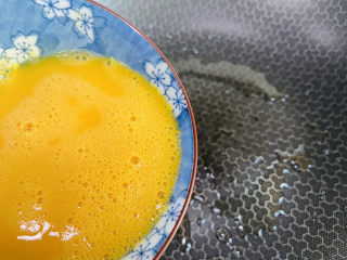 6、冬瓜鸡蛋汤,起油锅倒入鸡蛋液