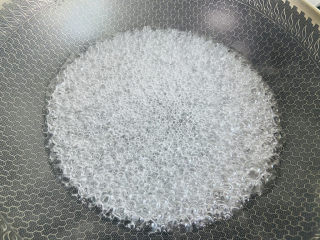 9、冬瓜鸡蛋汤,锅中加入清水大火烧开