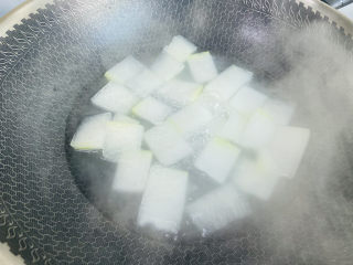 11、冬瓜鸡蛋汤,大火煮开转中火煮至透明即可