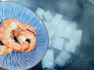 12、冬瓜鸡蛋汤,放入虾仁