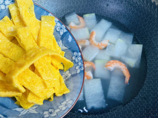 13、冬瓜鸡蛋汤,放入煎熟的鸡蛋