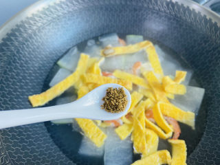 16、冬瓜鸡蛋汤,鸡精调味