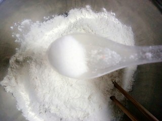 1、油泼扯面,盆里放入面粉，再放适量的盐