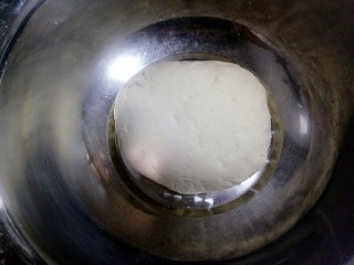 4、油泼扯面,揉成面团，盖上盖子