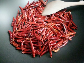 7、油泼扯面,在锅里用小火慢慢的炒焦黄即可