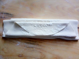 14、油泼扯面,像扇子一样折叠起来