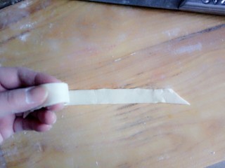 16、油泼扯面,烧水，取一条面两手向两边拉伸，抻开成你想要的厚度