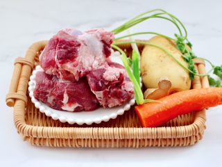 1、筒骨土豆胡萝卜汤,首先备齐所有的食材。