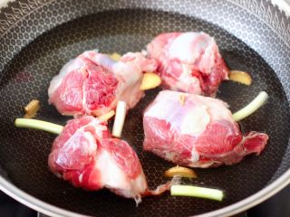 2、筒骨土豆胡萝卜汤,锅中倒入适量的清水，倒入料酒和半根葱2片姜，放入洗净的筒骨进行焯水。