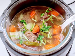 11、筒骨土豆胡萝卜汤,撒上香菜段即可。