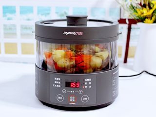 7、筒骨土豆胡萝卜汤,盖上锅盖，把蒸汽电饭煲的水箱加入纯净水。