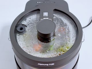 8、筒骨土豆胡萝卜汤,启动煲汤模式两个小时。