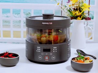 12、筒骨土豆胡萝卜汤,把煲好的汤，盛到碗里加开始享用吧。