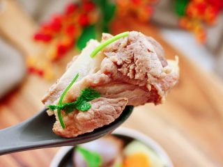 14、筒骨土豆胡萝卜汤,筒骨已经炖的酥香软烂，香极了，老公一口气喝了两碗汤还意犹未尽。