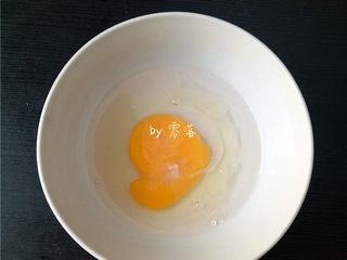 2、白菜酱油面,鸡蛋磕进碗里，调入适量盐，白糖，凉开水； 