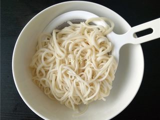 8、白菜酱油面,将面条控干水分；