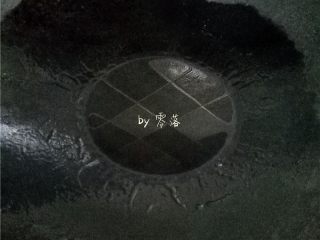 9、白菜酱油面,炒锅倒入适量植物油烧热；