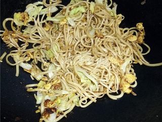 13、白菜酱油面,调入适量生抽，盐；