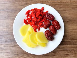 2、滋补鸽子汤,生姜去皮洗净切片,枸杞和红枣冲洗干净待用。