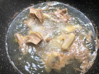 4、滋补鸽子汤,水开再煮2分钟,再用冷水冲洗干净待用。