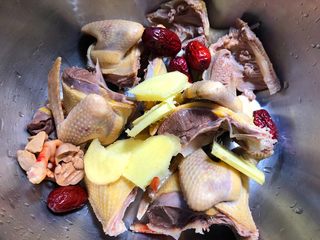 5、滋补鸽子汤,把洗净的鸽子放入大碗里,加入姜片和红枣。