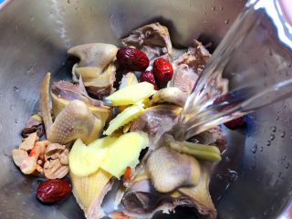 6、滋补鸽子汤,倒入适量水,水量自己控制,喜欢汤多一点就多放点水,喜欢汤浓一点就少放一点水。