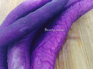 1、娃娃家常菜—简单易做的鱼香茄子,茄子洗净,沥干水分备用。