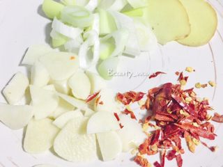 4、娃娃家常菜—简单易做的鱼香茄子,葱切段,姜切片,蒜切碎。