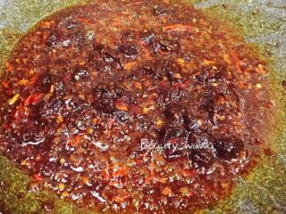 9、娃娃家常菜—简单易做的鱼香茄子,小火翻炒,直至炒出红油。