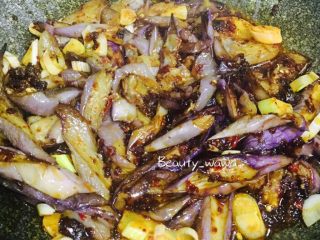 12、娃娃家常菜—简单易做的鱼香茄子,料酒、糖、酱油、醋,混匀后倒入锅中,可加适量盐调味。