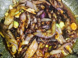 13、娃娃家常菜—简单易做的鱼香茄子,调中火继续翻炒几下。